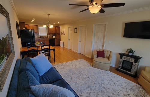 Nauvoo Apartamento | Newly Renovated Full Family Apt. - Centrally Located in Nauvoo - some stairs