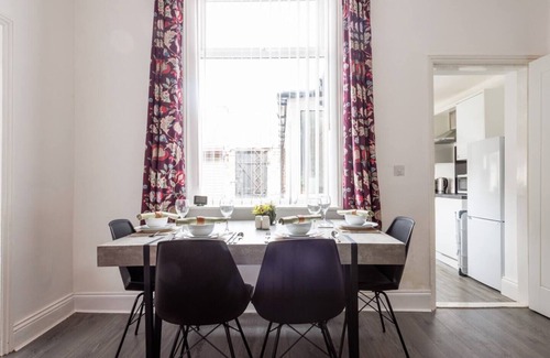 Sunderland Casa | Newly Renovated 3BR House near hospital & uni
