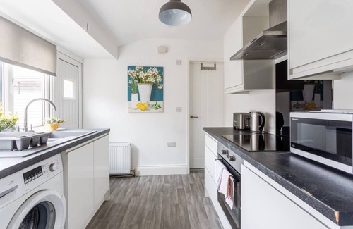 Sunderland Casa | Newly Renovated 3BR House near hospital & uni