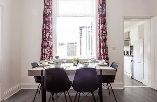 Sunderland Casa | Newly Renovated 3BR House near hospital & uni