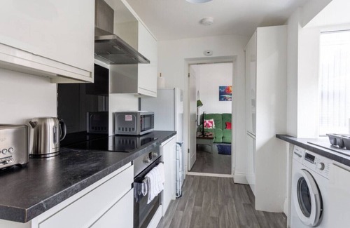 Sunderland Casa | Newly Renovated 3BR House near hospital & uni