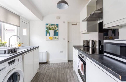 Sunderland Casa | Newly Renovated 3BR House near hospital & uni