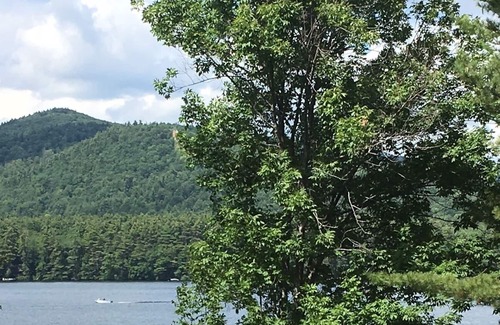 Holderness Cabaña | Recientemente renovado Inicio sobre Big Squam capacidad para 13 e incluye muelle para barcos