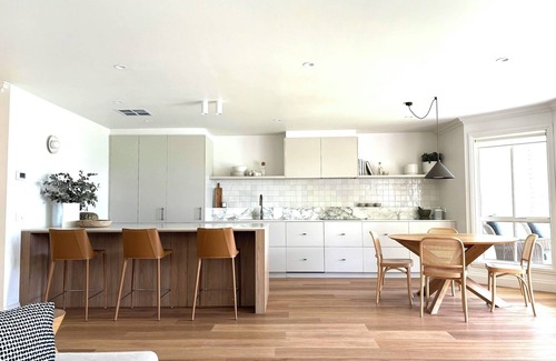 Mornington Casa | Newly Renovated House- walk to Fisherman's Beach and vibrant Main Street