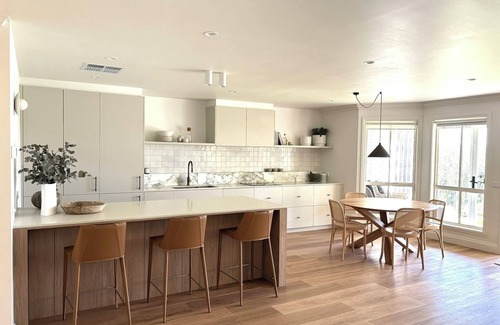 Mornington Casa | Newly Renovated House- walk to Fisherman's Beach and vibrant Main Street