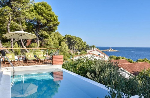 Krizni rat Casa | Newly renovated house in the town of Hvar with new pool, sea view and only 100m far from the sea.