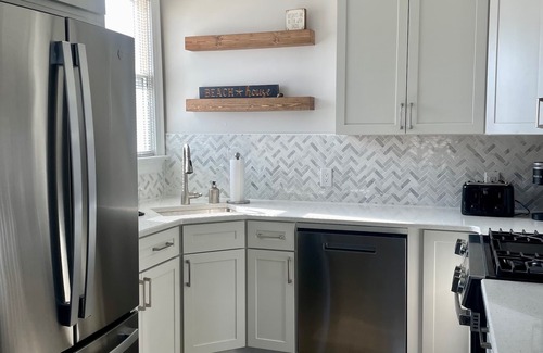 Cape May Condominio | Newly Renovated in 2025! 3bdrm/2bth condo. Dog friendly. Walk to town & beach!