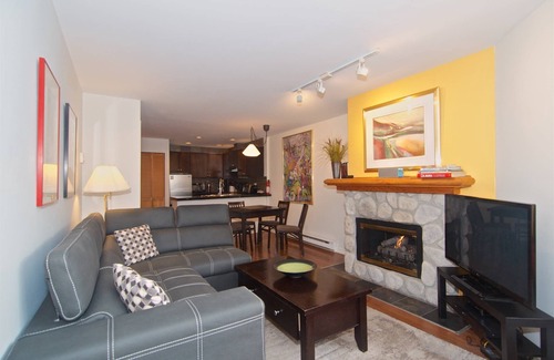 Whistler Creekside Condominio | NUEVO listado de 100 yardas a la góndola Creekside, condominio de 1 dormitorio que da a un patio privado con piscina