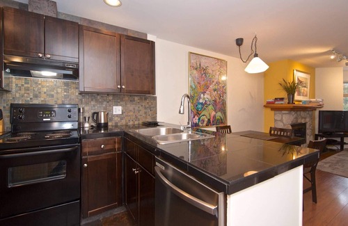 Whistler Creekside Condominio | NUEVO listado de 100 yardas a la góndola Creekside, condominio de 1 dormitorio que da a un patio privado con piscina