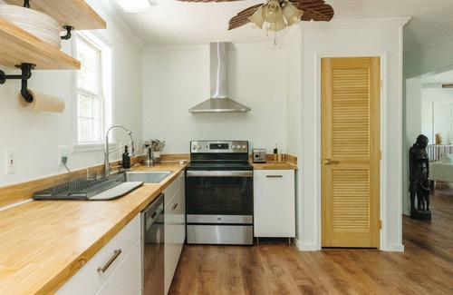 Oakley Casa | Newly Renovated + King Suite, 4 Queens, Fire pit, Grill + Creek Views