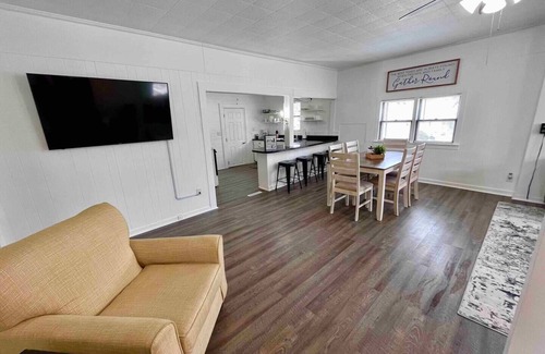 Clear Lake Cabaña | Newly Renovated, Lake Haven Cottage, 3 Bedroom, Sleeps 6, Clear Lake, Iowa