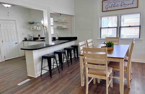 Clear Lake Cabaña | Newly Renovated, Lake Haven Cottage, 3 Bedroom, Sleeps 6, Clear Lake, Iowa