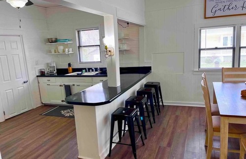 Clear Lake Cabaña | Newly Renovated, Lake Haven Cottage, 3 Bedroom, Sleeps 6, Clear Lake, Iowa