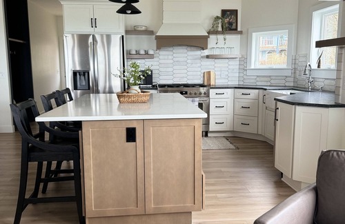North East Cabaña | Newly renovated lake house on the shores of Lake Erie with private beach access!