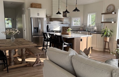 North East Cabaña | Newly renovated lake house on the shores of Lake Erie with private beach access!