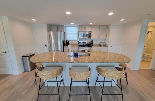 Dewey Beach Condominio | Newly Renovated Modern 2 Bed/2 Bath Condo w/ Pool 1 Block to Beach