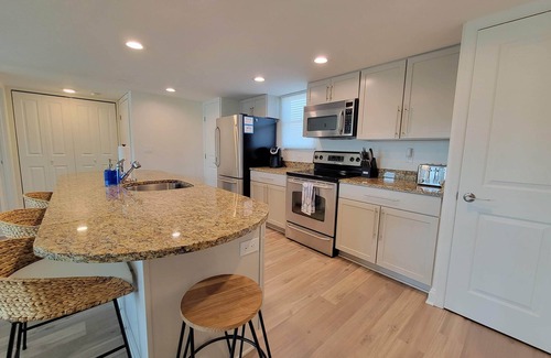 Dewey Beach Condominio | Newly Renovated Modern 2 Bed/2 Bath Condo w/ Pool 1 Block to Beach