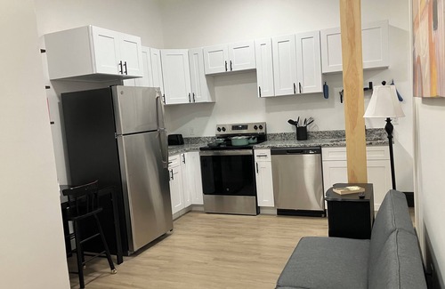 Somersworth Apartamento | Newly Renovated Near Portsmouth! Wine ~ Parking ~ WiFi
