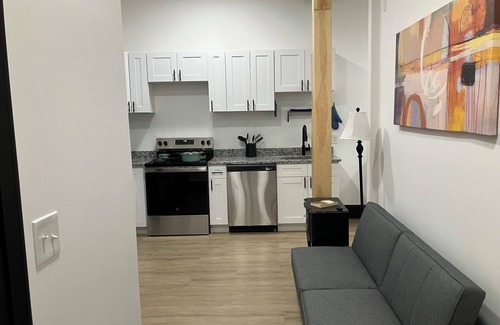 Somersworth Apartamento | Newly Renovated Near Portsmouth! Wine ~ Parking ~ WiFi