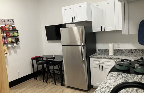 Somersworth Apartamento | Newly Renovated Near Portsmouth! Wine ~ Parking ~ WiFi
