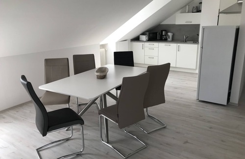 Mutlangen Apartamento | Recientemente renovado y recién amueblado Dachgeschosswohung
