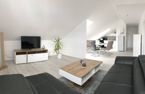 Mutlangen Apartamento | Recientemente renovado y recién amueblado Dachgeschosswohung