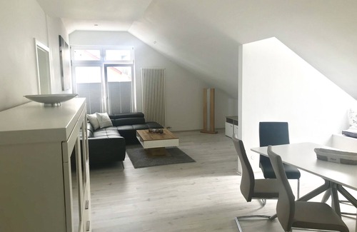 Mutlangen Apartamento | Recientemente renovado y recién amueblado Dachgeschosswohung