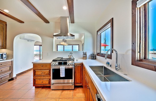 Mission Beach Villa | Newly Renovated Oceanfront 8BD/2 Houses w/ AC, Hot Tub, Firepit, & Huge Rooftop Deck!