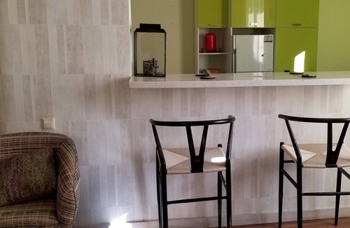 Tbilisi Apartamento | Estudio recientemente renovado de un dormitorio con todos los muebles y cocina.