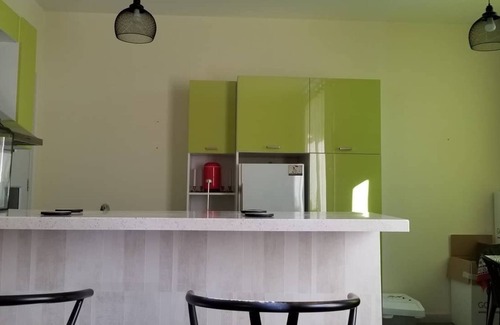 Tbilisi Apartamento | Estudio recientemente renovado de un dormitorio con todos los muebles y cocina.