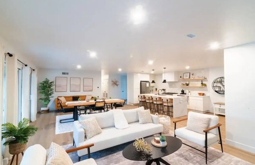 College West Casa | Newly Renovated, Peaceful, and Modern Sanctuary near downtown San Diego!