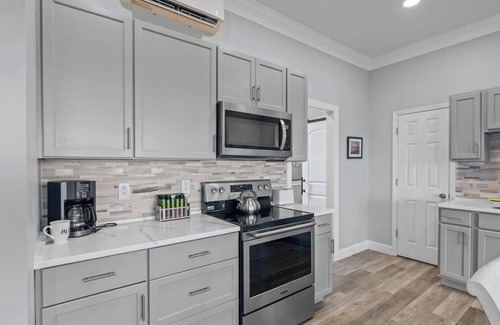 Craven County Casa | Newly Renovated, private beach, Oasis.