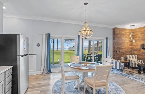 Craven County Casa | Newly Renovated, private beach, Oasis.