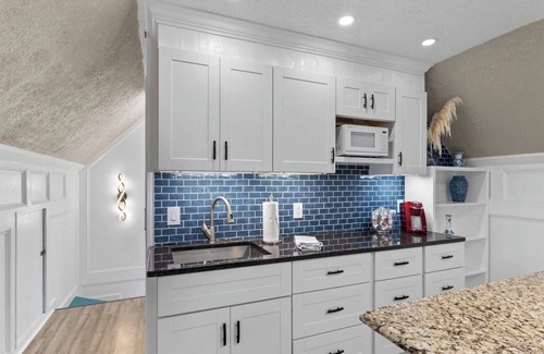 Craven County Casa | Newly Renovated, private beach, Oasis.