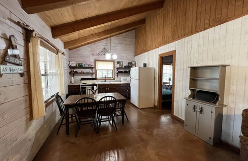 Concan Cabina | Newly Renovated Rustic Cabin at the Frio