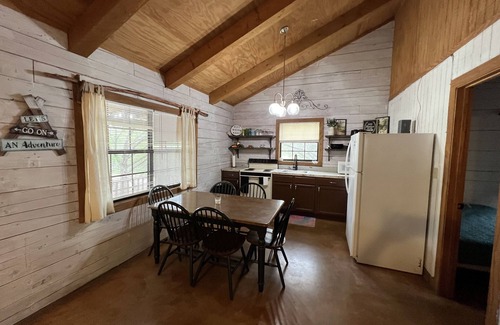 Concan Cabina | Newly Renovated Rustic Cabin at the Frio