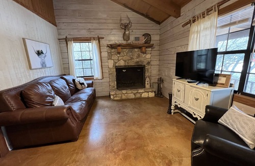 Concan Cabina | Newly Renovated Rustic Cabin at the Frio