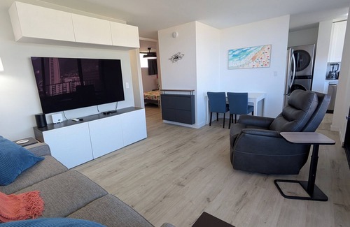 Waikiki Apartamento | Newly renovated, secure, 2-bedroom apartment in beautiful Waikiki with AC