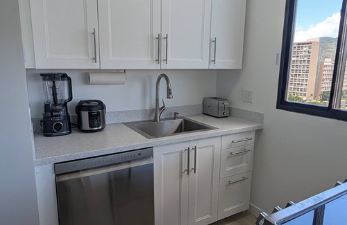 Waikiki Apartamento | Newly renovated, secure, 2-bedroom apartment in beautiful Waikiki with AC