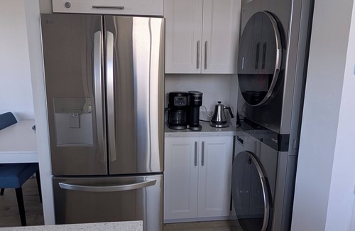 Waikiki Apartamento | Newly renovated, secure, 2-bedroom apartment in beautiful Waikiki with AC