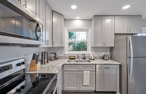 Apex Casa | Newly Renovated, Steps to Downtown, 2 King Beds