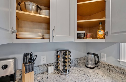 Apex Casa | Newly Renovated, Steps to Downtown, 2 King Beds