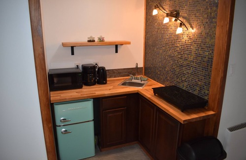 Greentown Apartamento | Newly Renovated Studio with Kitchenette - Located at the Heart of Promised Land