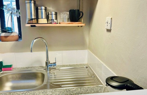 Greendale Apartamento | Newly Renovated Studio on 2 Acres: Modern, Rustic & Peaceful Getaway in Harare!