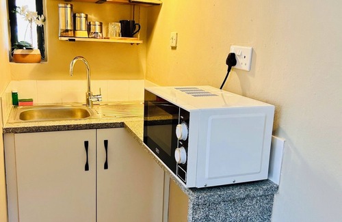 Greendale Apartamento | Newly Renovated Studio on 2 Acres: Modern, Rustic & Peaceful Getaway in Harare!