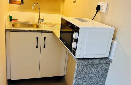 Greendale Apartamento | Newly Renovated Studio on 2 Acres: Modern, Rustic & Peaceful Getaway in Harare!