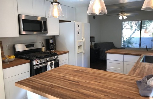 Ojai Casa | Escapada impresionante recientemente renovada, a pie de la ciudad, jardín, vistas a la montaña