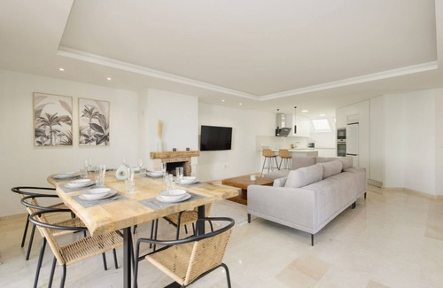 Marbella Chalet De Esquí | Casa adosada recientemente renovada cerca de la playa en Marbella Este