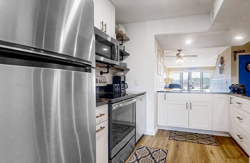 Folly Beach Condominio | Newly renovated two-story waterfront condo with screened porch, pool, & tennis