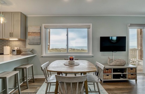 Wilmington Beach Condominio | Newly Renovated Ocean Front Condo with Wrap Around Deck and Private Beach Access